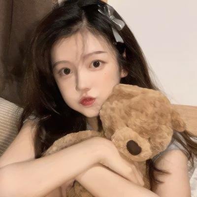 微光下的蓝色男孩